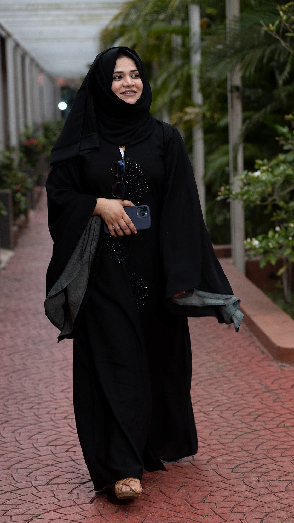 Black Embellished Layered-Sleeve Abaya - 092661